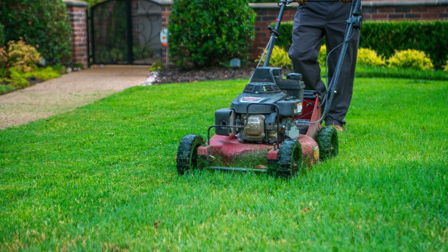 5 Tips for Maintaining Lawn Equipment